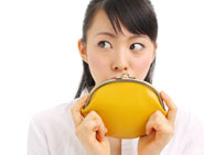 財布を持つ女性